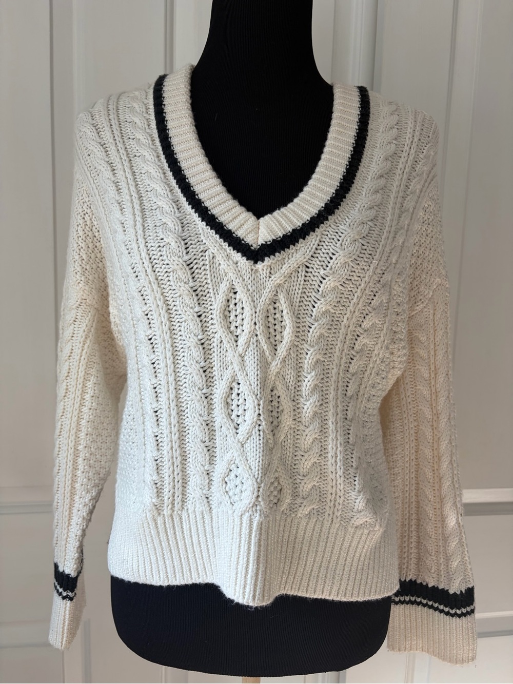 Abercrombie & Fitch Cream Cable Knit V-Neck Sweater with Black Trim